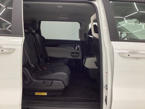 Used 2023 Kia Carnival LX image 21