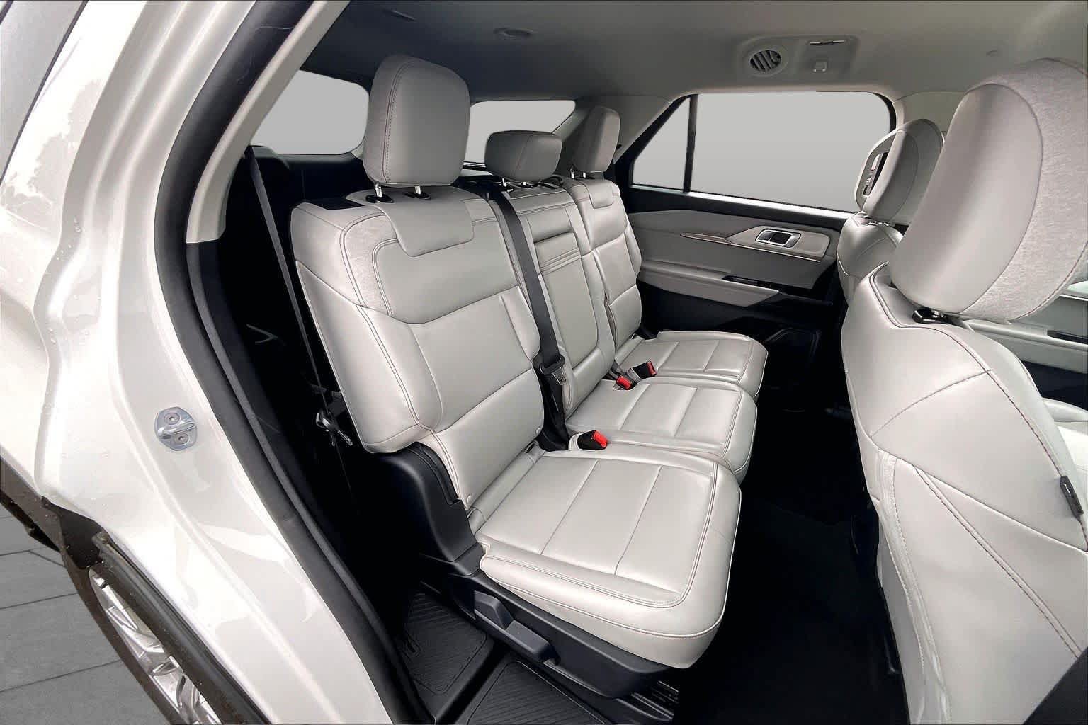 Used 2025 Ford Explorer Active w/ Active Comfort Package AWD/4WD image 19