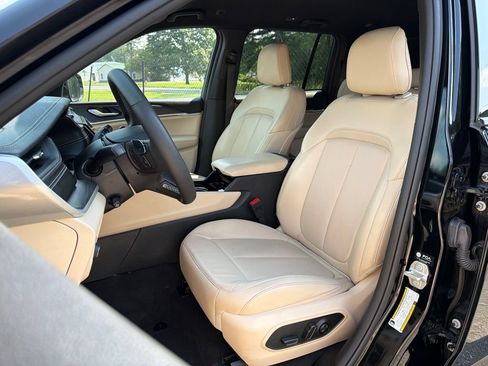 Used 2023 Jeep Grand Cherokee Limited w/ Luxury Tech Group II AWD/4WD image 19