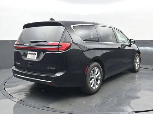 Used 2026 Chrysler Pacifica Limited FWD image 6