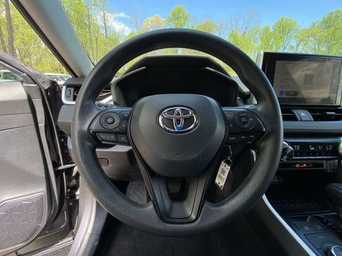 Used 2025 Toyota RAV4 LE AWD/4WD image 28