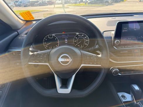 Used 2025 Nissan Altima 2.5 SV FWD image 9