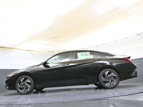 Used 2025 Hyundai Elantra Limited FWD image 38