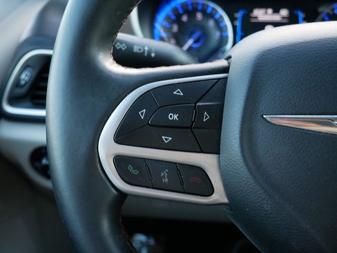 Used 2017 Chrysler Pacifica Touring-L image 29