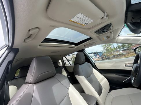 Used 2024 Toyota Corolla Cross XLE w/ Convenience Package image 27