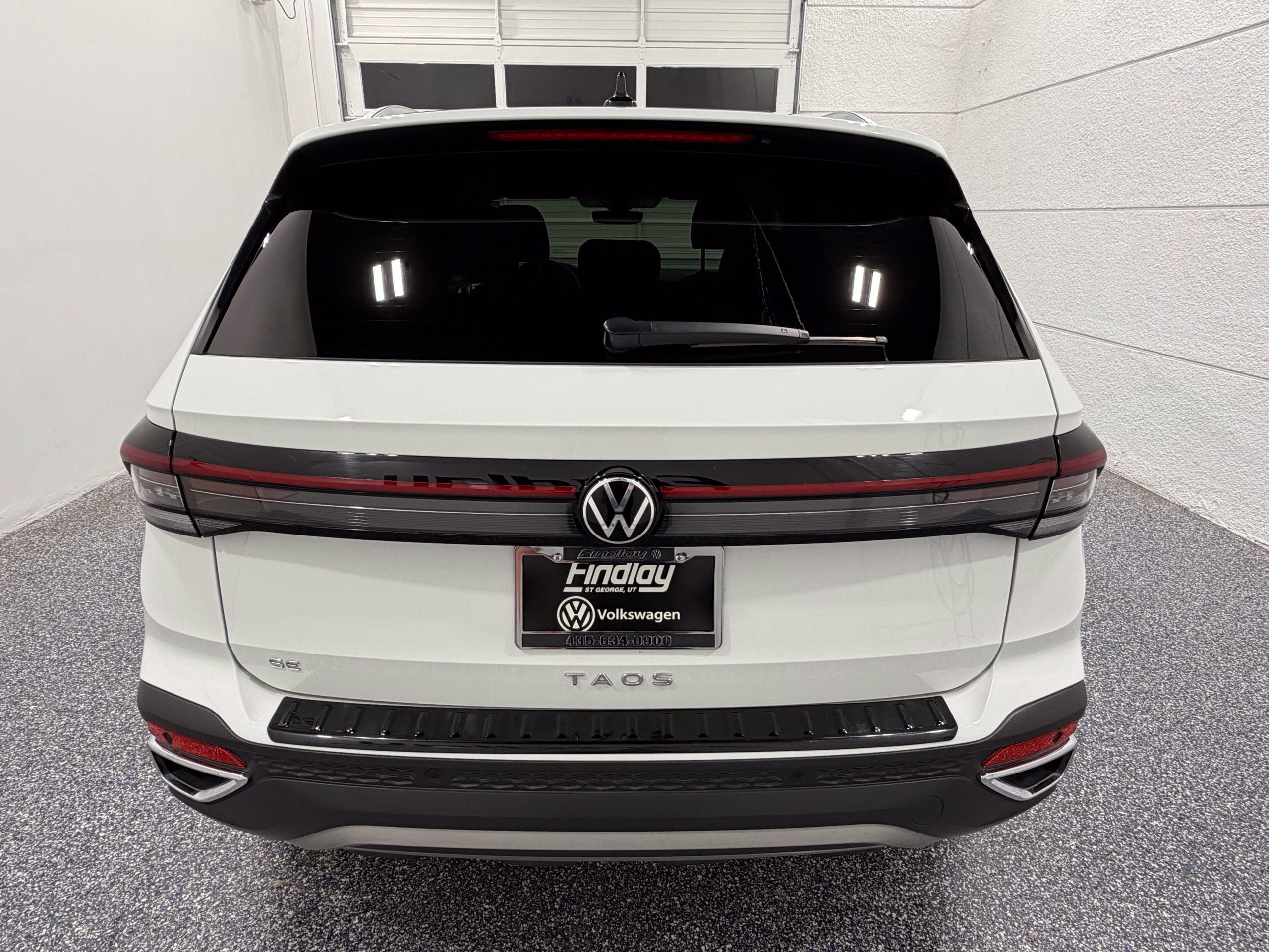 Certified 2025 Volkswagen Taos SE FWD image 5