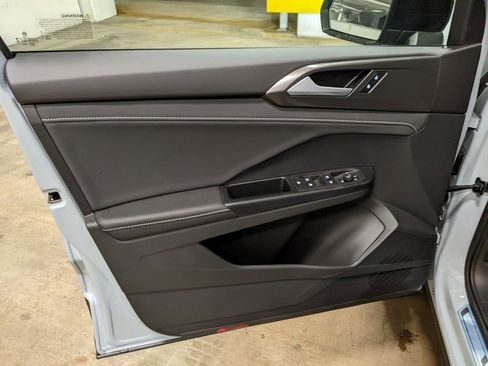 New 2026 Volkswagen Taos SE image 9