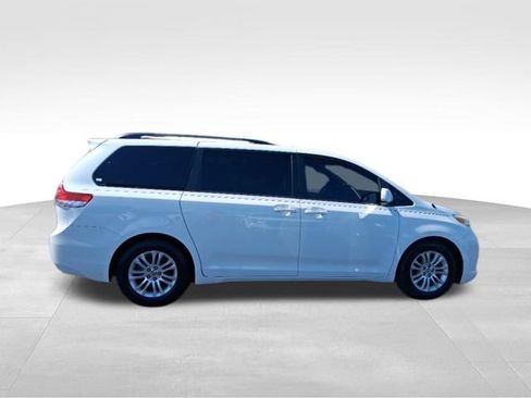 Used 2012 Toyota Sienna XLE w/ Entertainment Pkg FWD image 6