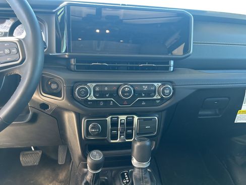 Used 2025 Jeep Gladiator Sport image 5