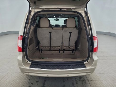 Used 2015 Chrysler Town & Country Touring-L w/ Driver Convenience Group image 29