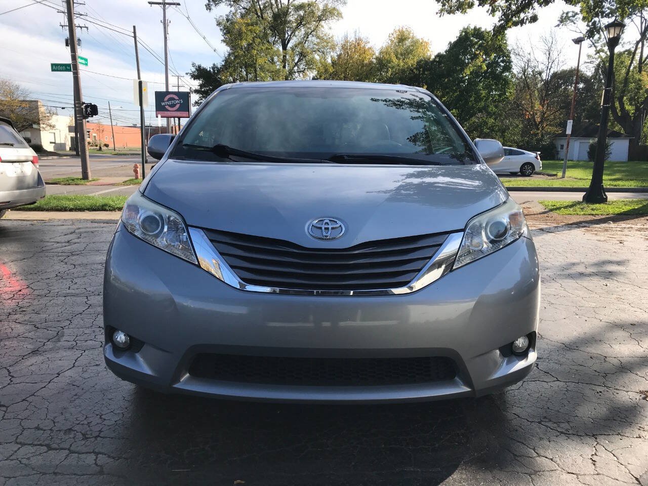 Used 2011 Toyota Sienna XLE w/ Entertainment Pkg FWD image 3