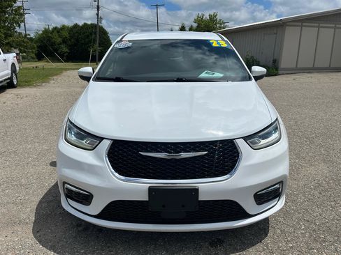 Used 2023 Chrysler Pacifica Touring FWD image 8