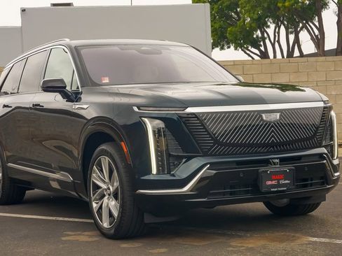 Certified 2026 Cadillac Vistiq Luxury image 5