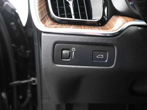 Used 2021 Volvo XC60 T5 Momentum w/ Premium Package image 11