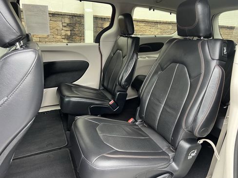 Used 2018 Chrysler Pacifica Touring-L image 13