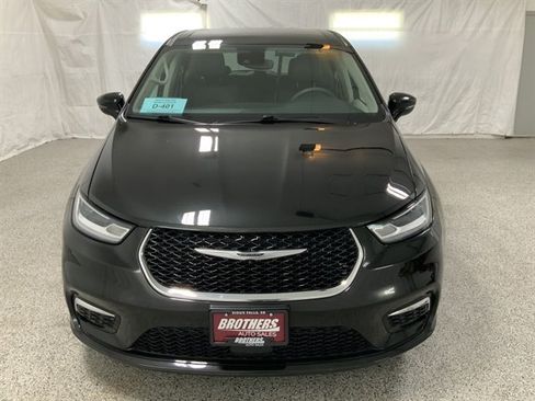 Used 2024 Chrysler Pacifica Touring-L FWD image 3