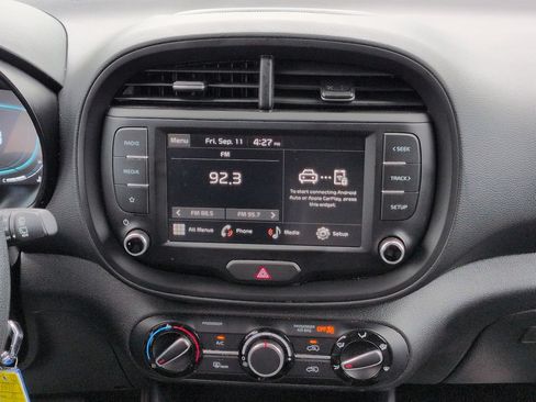 Used 2025 Kia Soul LX w/ LX Technology Package FWD image 18