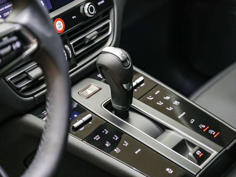 Certified 2025 Porsche Macan AWD/4WD image 25