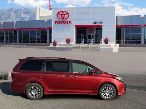 Used 2020 Toyota Sienna XLE FWD image 3