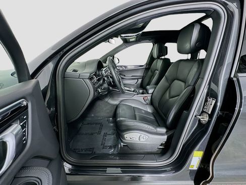 Certified 2023 Porsche Macan image 5