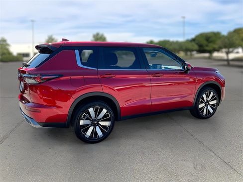 New 2025 Mitsubishi Outlander SE image 7