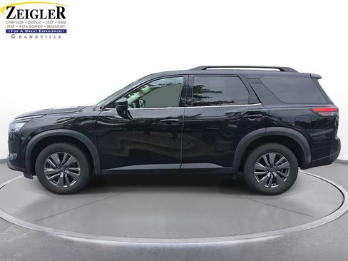 Used 2025 Nissan Pathfinder SV AWD/4WD image 8
