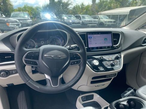 Used 2024 Chrysler Pacifica Touring-L FWD image 13