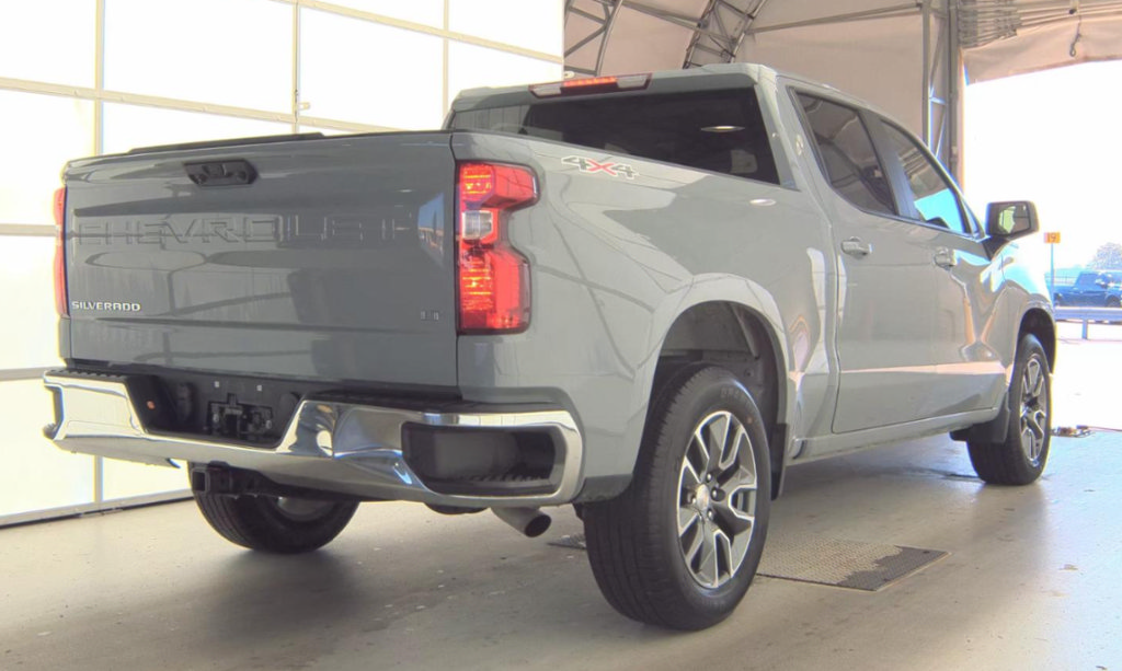 Used 2024 Chevrolet Silverado 1500 LT AWD/4WD image 4