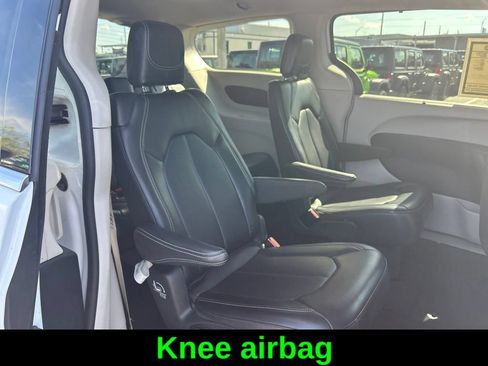Certified 2024 Chrysler Pacifica Touring-L FWD image 21