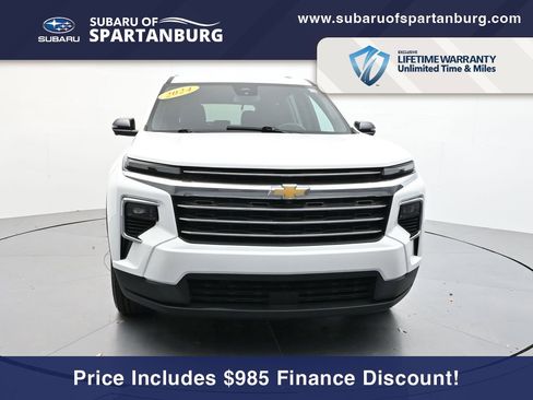 Used 2024 Chevrolet Traverse LT image 3