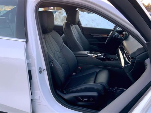 Used 2025 BMW 540i xDrive w/ Premium Package image 9