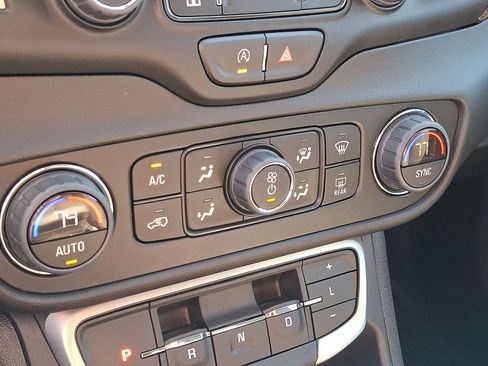 Used 2022 GMC Terrain SLE w/ Driver Convenience Package image 15