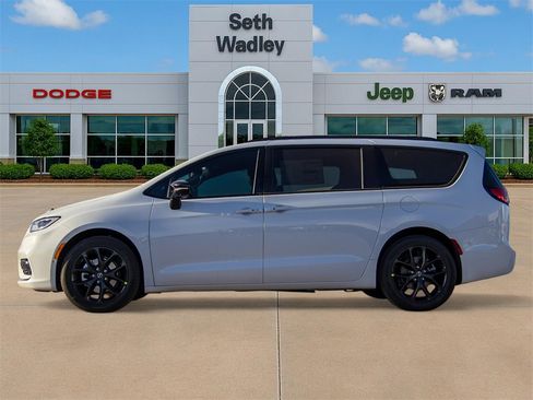 New 2026 Chrysler Pacifica Select w/ S Appearance Package image 4