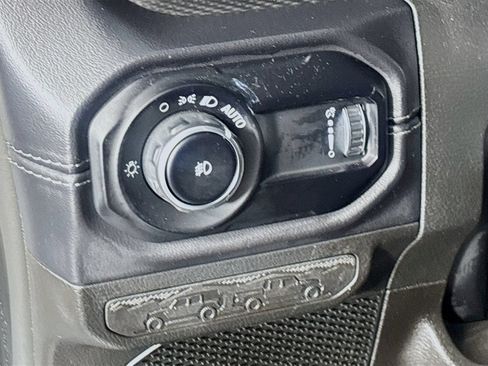 Used 2025 Jeep Wrangler Unlimited Rubicon AWD/4WD image 10