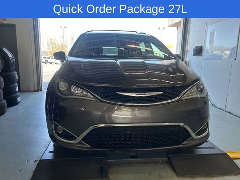 Used 2018 Chrysler Pacifica Touring-L w/ Tire & Wheel Group image 3
