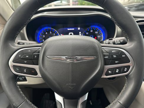 Used 2023 Chrysler Pacifica Touring-L FWD image 30