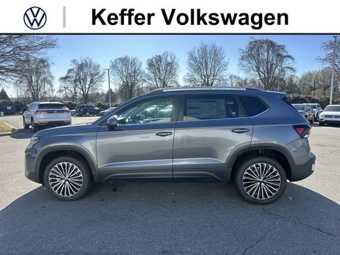 New 2026 Volkswagen Taos SE FWD image 2