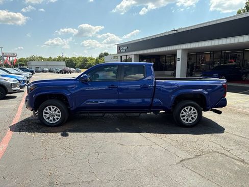 Used 2025 Toyota Tacoma SR5 AWD/4WD image 9