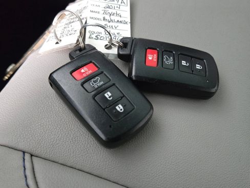Used 2014 Toyota Highlander XLE FWD image 30
