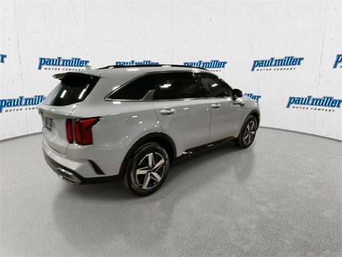 Used 2023 Kia Sorento EX image 11
