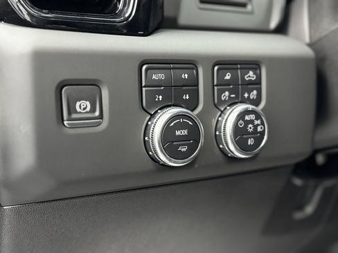 Used 2025 GMC Sierra 2500 AT4 image 17