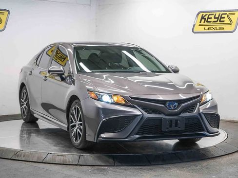 Used 2023 Toyota Camry SE w/ Cold Weather Package image 5
