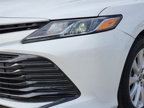 Used 2020 Toyota Camry LE image 5