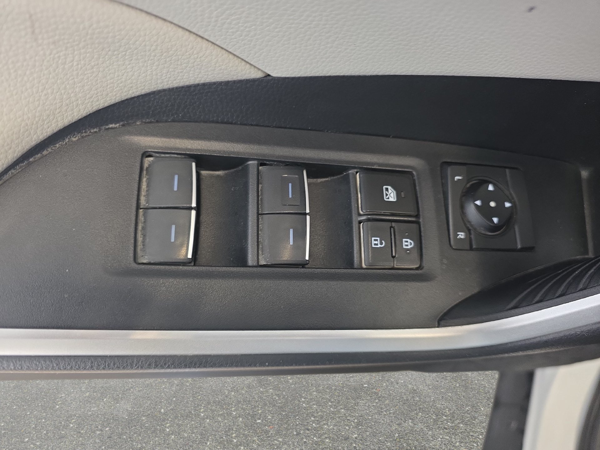 Used 2023 Toyota RAV4 XLE w/ Convenience Package FWD image 27