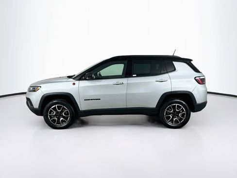 Used 2025 Jeep Compass Trailhawk AWD/4WD image 4