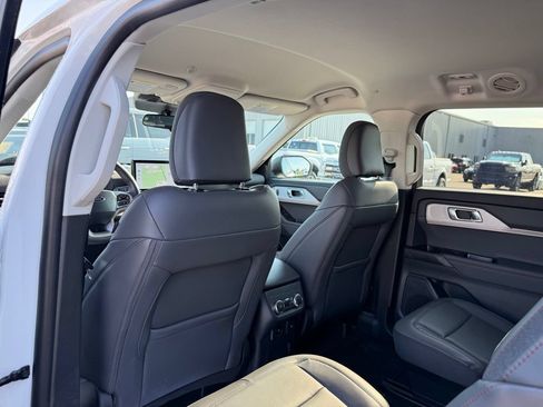 Used 2025 Ford Explorer Active w/ Active Comfort Package AWD/4WD image 8