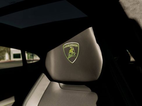 Used 2021 Lamborghini Urus image 44