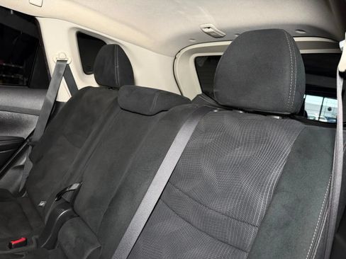 Used 2016 Nissan Rogue S FWD image 19