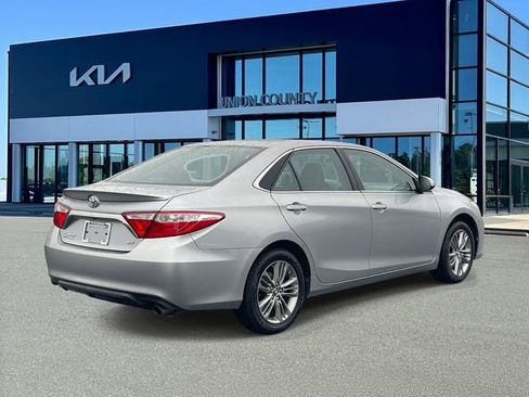 Used 2017 Toyota Camry SE image 11