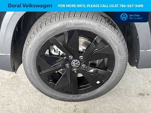 Used 2025 Volkswagen Taos SE FWD image 11